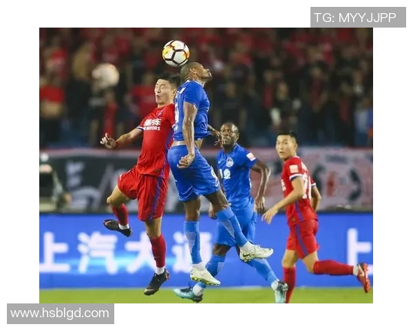 河南建业迎战重庆斯威争夺中超联赛关键三分的激烈对决 河南建业迎战重庆斯威争夺中超联赛关键三分的激烈对决